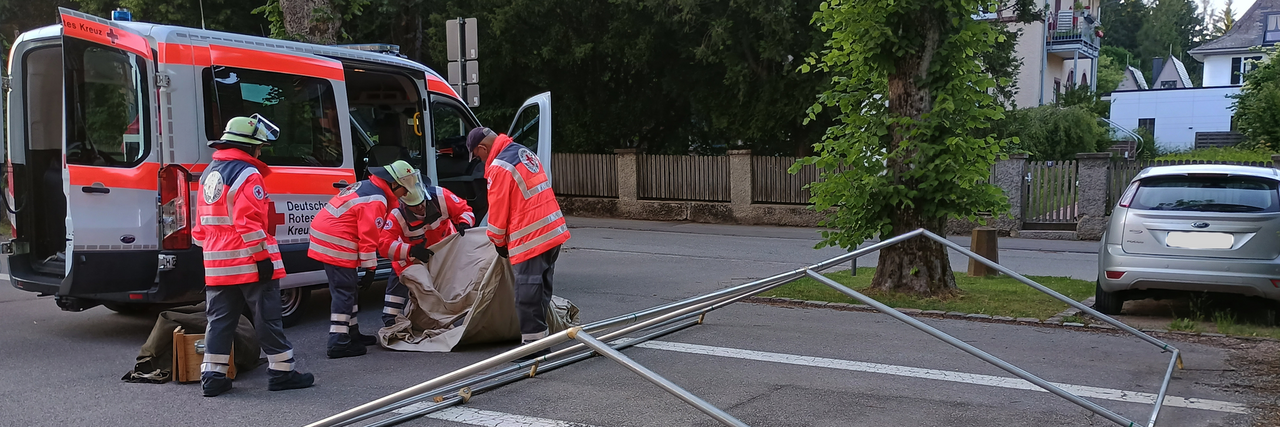 Zeltaufbau für den Sanitätswachdienst